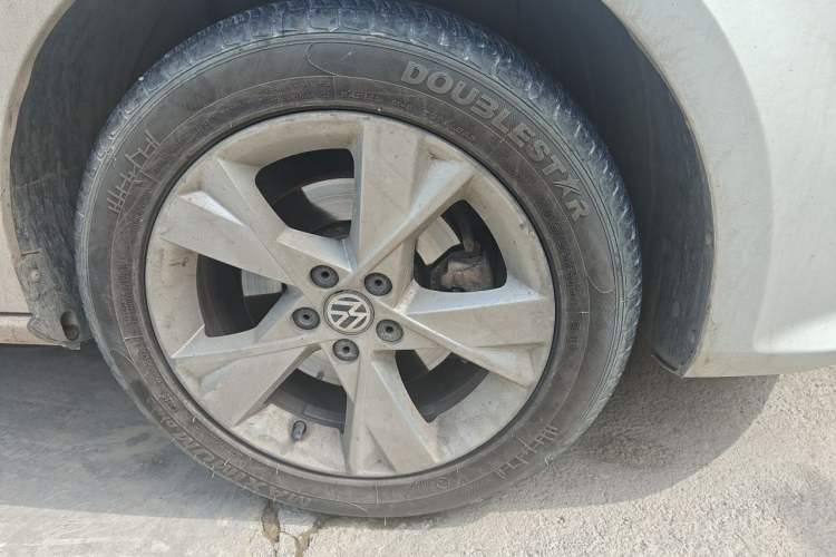 Used Volkswagen Bora 2015 Value Edition 1.6L Automatic Comfort Version Right Front Wheel Hub