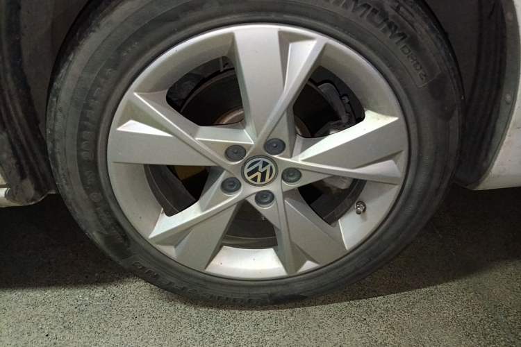 Used Volkswagen Bora 2015 Value Edition 1.6L Automatic Comfort Version Right Front Wheel Hub