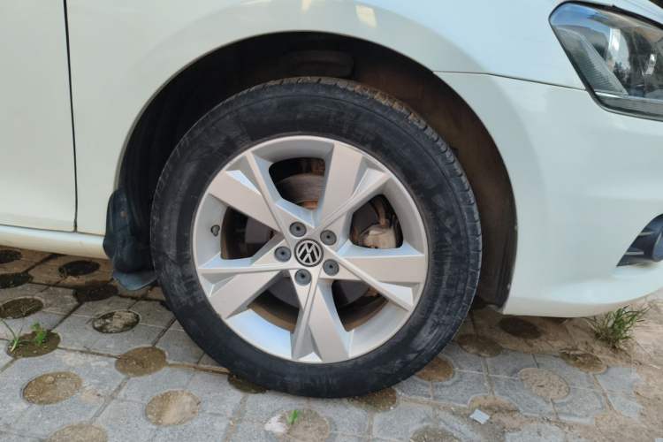 Used Volkswagen Bora 2015 Value Edition 1.6L Automatic Comfort Version Right Front Wheel Hub
