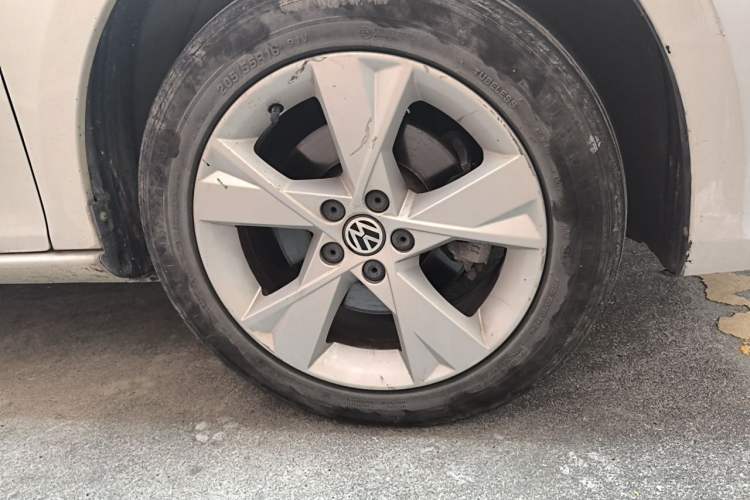 Used Volkswagen Bora 2015 Value Edition 1.6L Automatic Comfort Version Right Front Wheel Hub