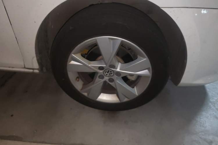 Used Volkswagen Bora 2015 Value Edition 1.6L Automatic Comfort Version Right Front Wheel Hub