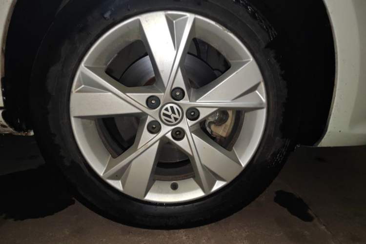Used Volkswagen Bora 2015 Value Edition 1.6L Automatic Comfort Version Right Front Wheel Hub