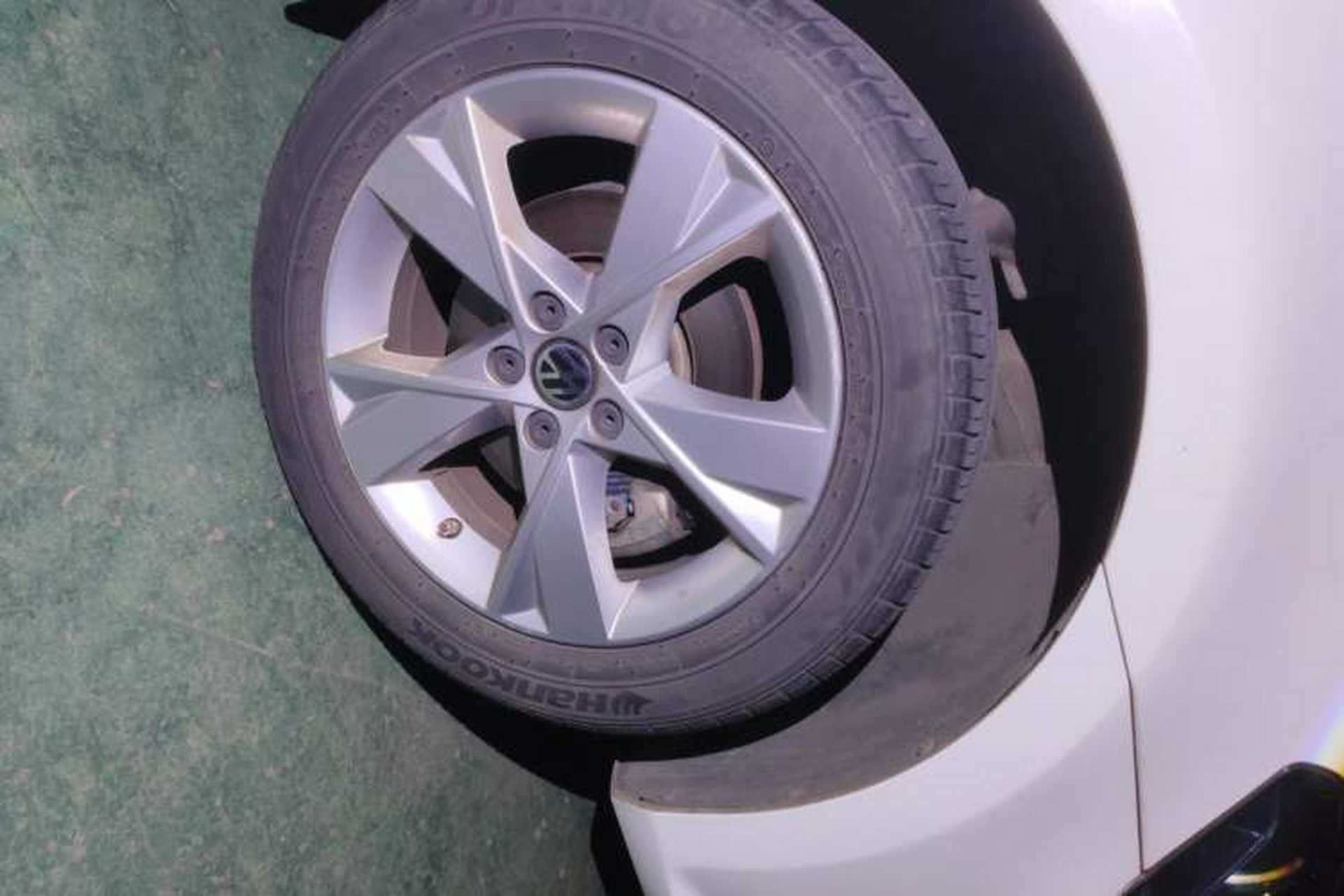 Used Volkswagen Bora 2015 Qihui Edition 1.6L Automatic Fashion Model Right Front Wheel Hub