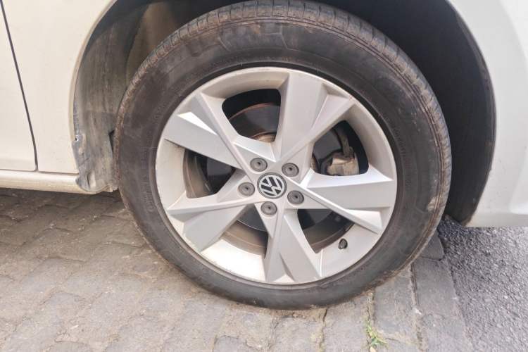 Used Volkswagen Bora 2015 Qihui Edition 1.6L Automatic Fashion Model Right Front Wheel Hub