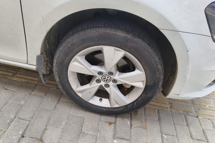Used Volkswagen Bora 2015 Zhuihui Edition 1.6L Manual Comfort Model Right Front Wheel Hub