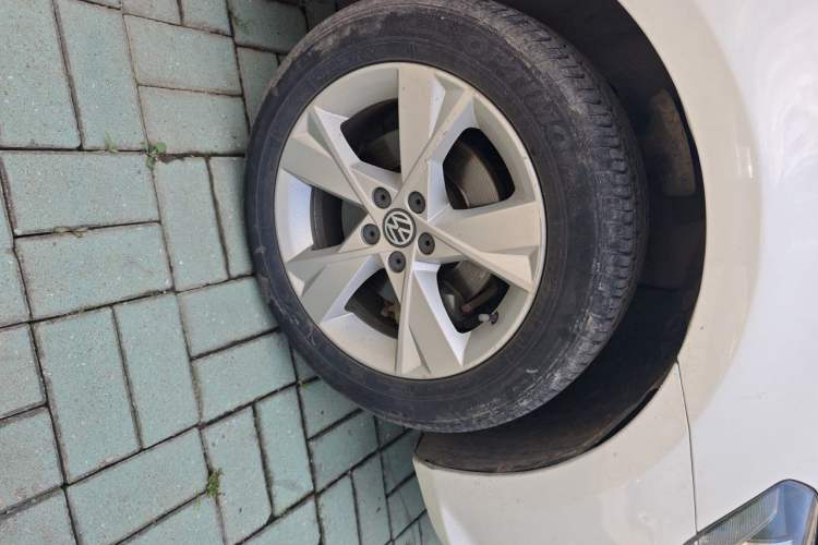 Used Volkswagen Bora 2015 Zhuihui Edition 1.6L Manual Comfort Model Right Front Wheel Hub