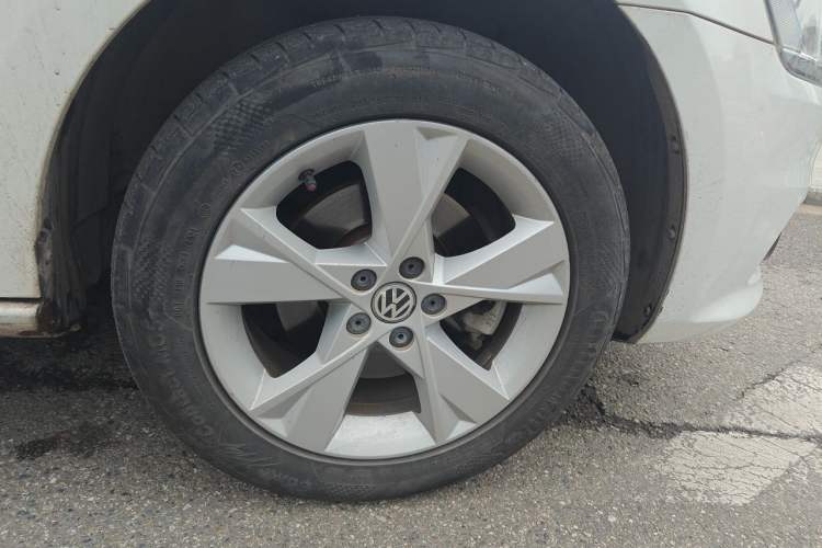 Used Volkswagen Bora 2015 Value Edition 1.6L Automatic Comfort Version Right Front Wheel Hub