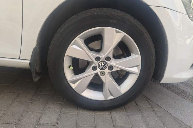 Used Volkswagen Bora 2015 Value Edition 1.6L Automatic Comfort Version Right Front Wheel Hub