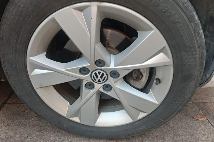Used Volkswagen Bora 2015 Zhuihui Edition 1.6L Manual Comfort Model Right Front Wheel Hub