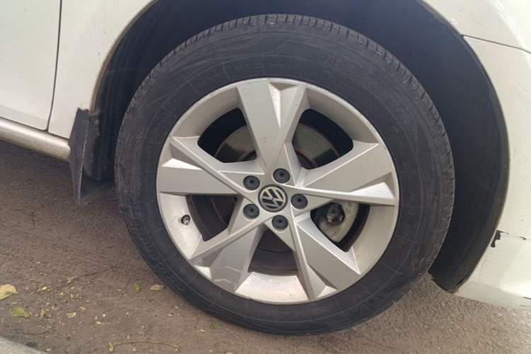Used Volkswagen Bora 2015 Qihui Edition 1.6L Automatic Fashion Model Right Front Wheel Hub