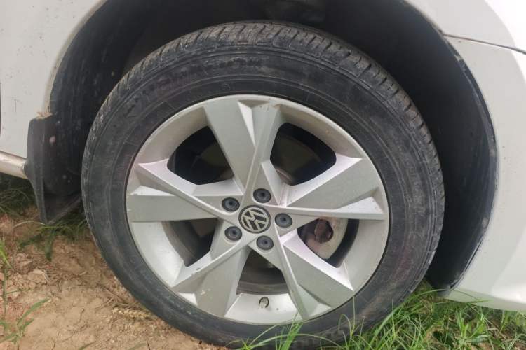 Used Volkswagen Bora 2015 Zhuihui Edition 1.6L Manual Comfort Model Right Front Wheel Hub