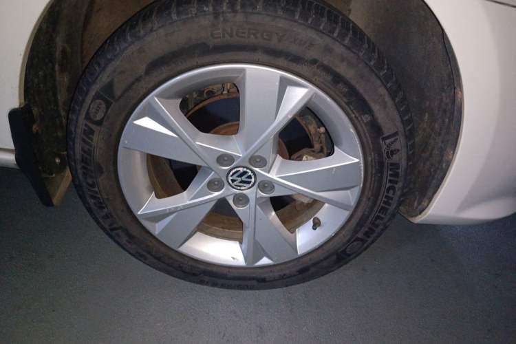 Used Volkswagen Bora 2015 Qihui Edition 1.6L Automatic Fashion Model Right Front Wheel Hub