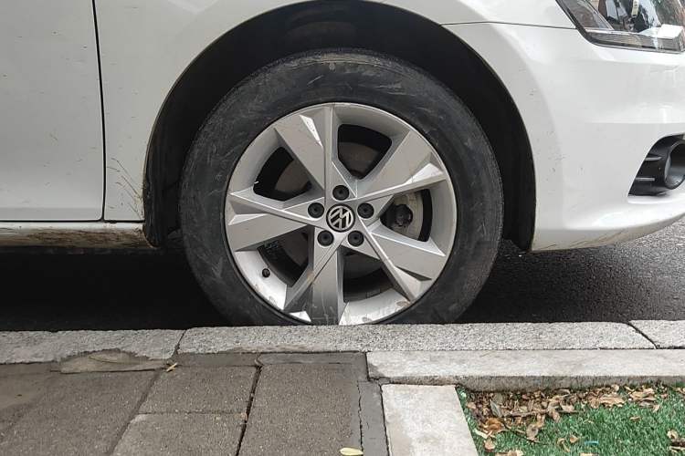 Used Volkswagen Bora 2015 Value Edition 1.6L Automatic Comfort Version Right Front Wheel Hub