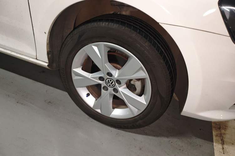Used Volkswagen Bora 2015 Zhuihui Edition 1.6L Manual Comfort Model Right Front Wheel Hub