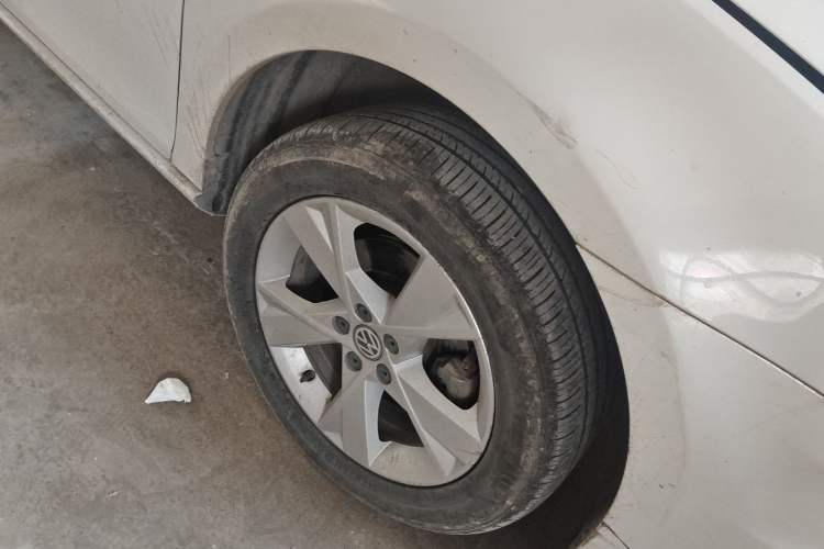 Used Volkswagen Bora 2015 Value Edition 1.6L Manual Fashionable Style Right Front Wheel Hub