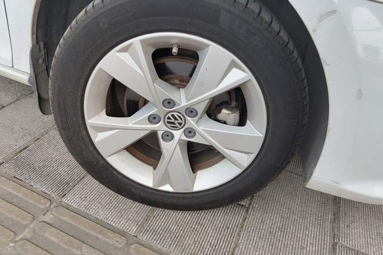 Used Volkswagen Bora 2015 Value Edition 1.6L Manual Fashionable Style Right Front Wheel Hub