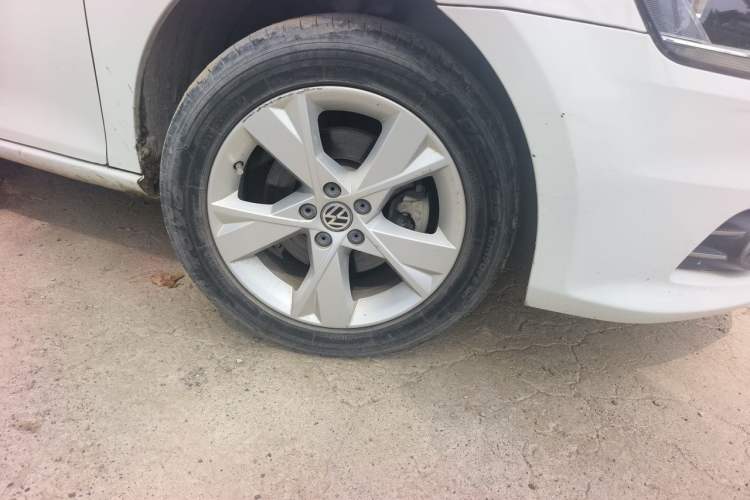 Used Volkswagen Bora 2015 Qihui Edition 1.6L Automatic Fashion Model Right Front Wheel Hub