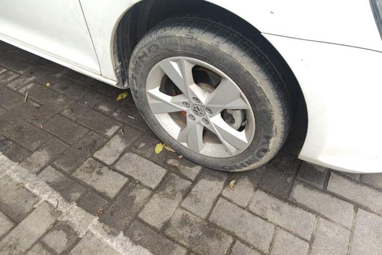 Used Volkswagen Bora 2015 Zhuihui Edition 1.6L Manual Comfort Model Right Front Wheel Hub