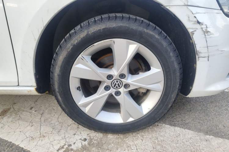 Used Volkswagen Bora 2015 Qihui Edition 1.6L Automatic Fashion Model Right Front Wheel Hub