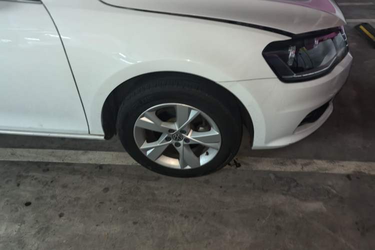Used Volkswagen Bora 2015 Value Edition 1.6L Automatic Comfort Version Right Front Wheel Hub