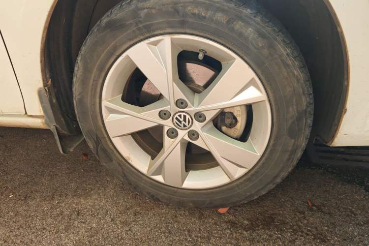 Used Volkswagen Bora 2015 Qihui Edition 1.6L Automatic Fashion Model Right Front Wheel Hub