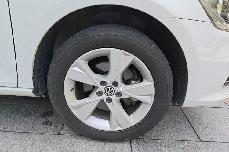 Used Volkswagen Bora 2015 Value Edition 1.6L Automatic Comfort Version Right Front Wheel Hub