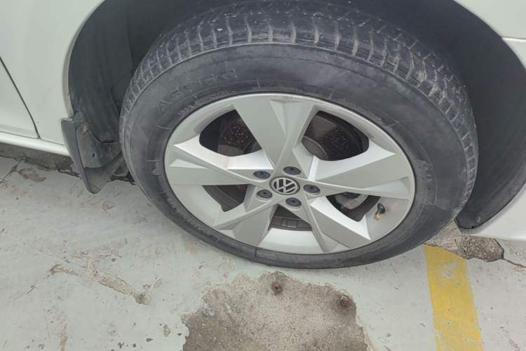 Used Volkswagen Bora 2015 Qihui Edition 1.6L Automatic Fashion Model Right Front Wheel Hub