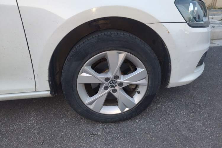 Used Volkswagen Bora 2015 Value Edition 1.6L Automatic Comfort Version Right Front Wheel Hub