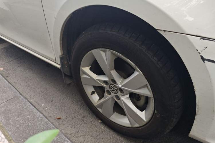 Used Volkswagen Bora 2015 Value Edition 1.6L Manual Fashionable Style Right Front Wheel Hub