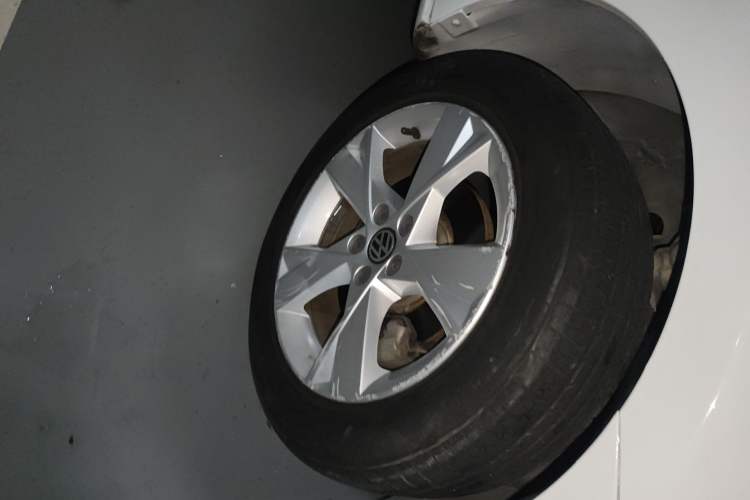 Used Volkswagen Bora 2015 Value Edition 1.6L Automatic Comfort Version Right Front Wheel Hub