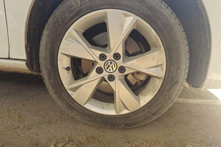 Used Volkswagen Bora 2015 Value Edition 1.6L Automatic Comfort Version Right Front Wheel Hub