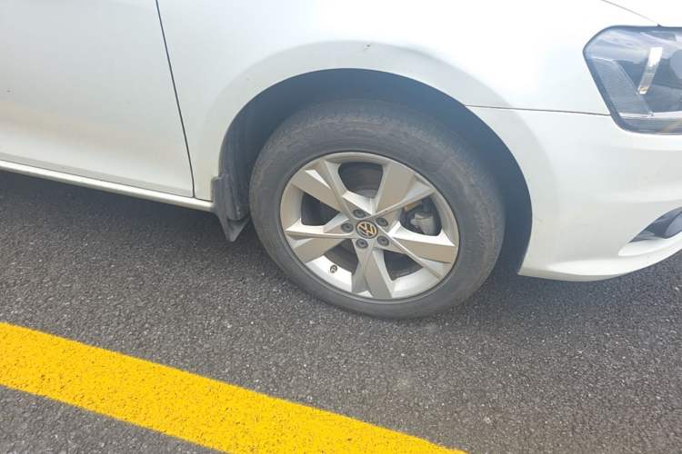Used Volkswagen Bora 2015 Value Edition 1.6L Automatic Comfort Version Right Front Wheel Hub