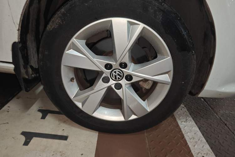 Used Volkswagen Bora 2015 Zhuihui Edition 1.6L Manual Comfort Model Right Front Wheel Hub