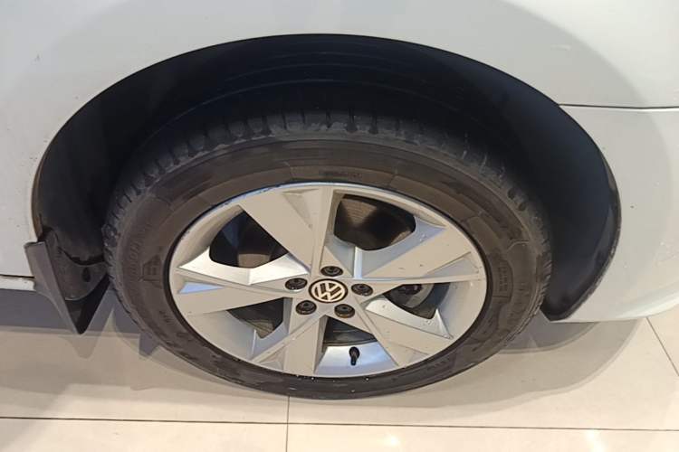 Used Volkswagen Bora 2015 Value Edition 1.6L Automatic Comfort Version Right Front Wheel Hub