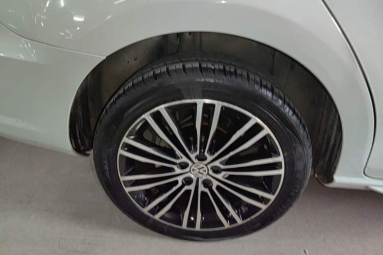 Used Volkswagen Bora 2015 Value Edition 1.4TSI Automatic Sportline Right Rear Wheel Hub