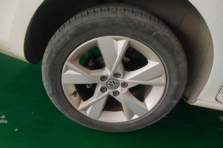 Used Volkswagen Bora 2015 Value Edition 1.6L Manual Fashionable Style Right Rear Wheel Hub
