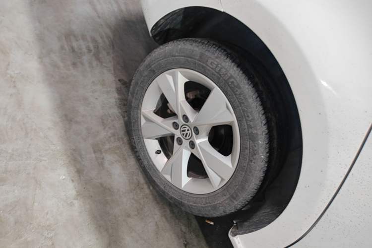 Used Volkswagen Bora 2015 Value Edition 1.6L Manual Fashionable Style Right Rear Wheel Hub
