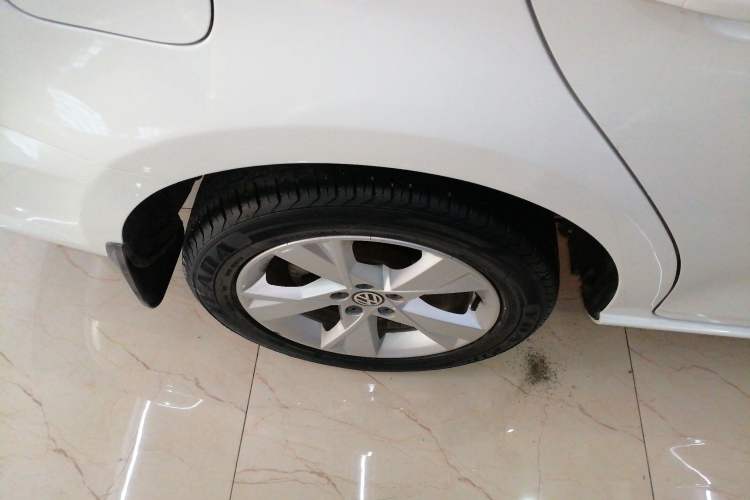 Used Volkswagen Bora 2015 Value Edition 1.6L Manual Fashionable Style Right Rear Wheel Hub