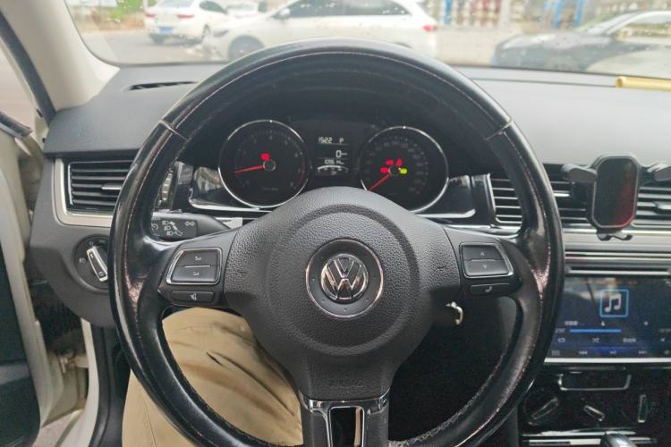Used Volkswagen Bora 2015 Value Edition 1.6L Automatic Comfort Version Steering Wheel