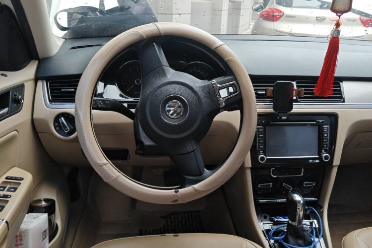 Used Volkswagen Bora 2015 Qihui Edition 1.6L Automatic Fashion Model Steering Wheel