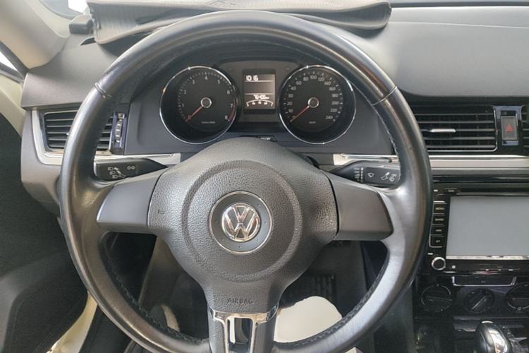 Used Volkswagen Bora 2015 Qihui Edition 1.6L Automatic Fashion Model Steering Wheel