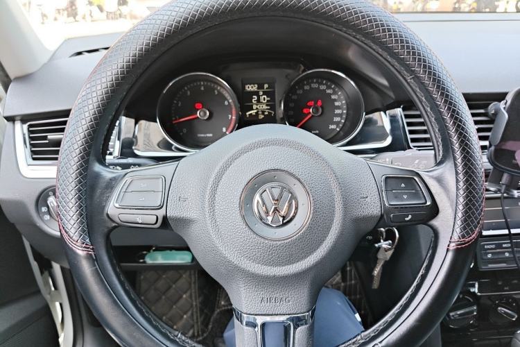 Used Volkswagen Bora 2015 Value Edition 1.6L Automatic Comfort Version Steering Wheel