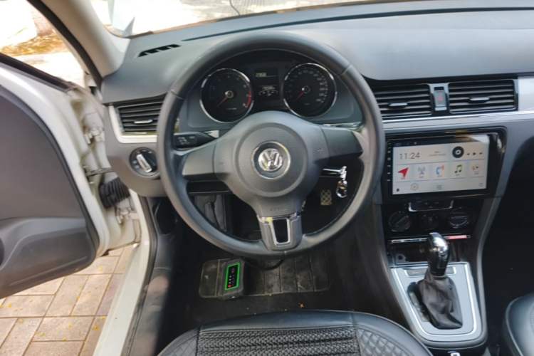 Used Volkswagen Bora 2015 Qihui Edition 1.6L Automatic Fashion Model Steering Wheel