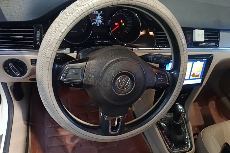 Used Volkswagen Bora 2015 Value Edition 1.6L Automatic Comfort Version Steering Wheel