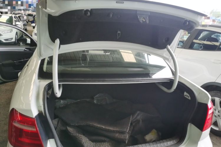 Used Volkswagen Bora 2015 Value Edition 1.6L Manual Fashionable Style Trunk