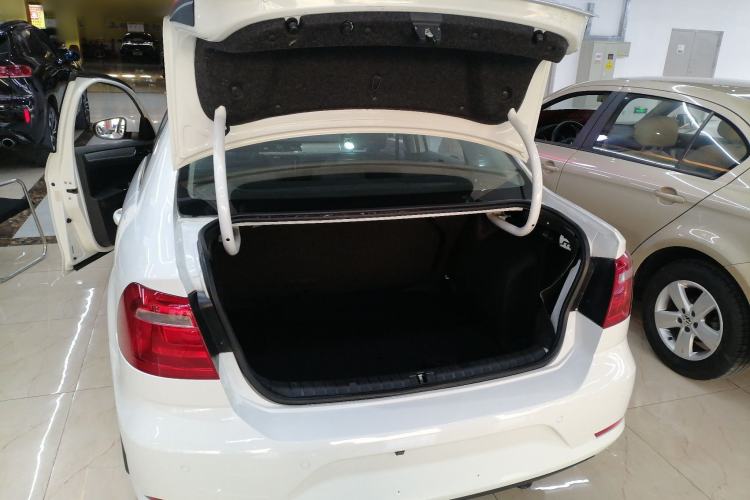 Used Volkswagen Bora 2015 Value Edition 1.6L Manual Fashionable Style Trunk