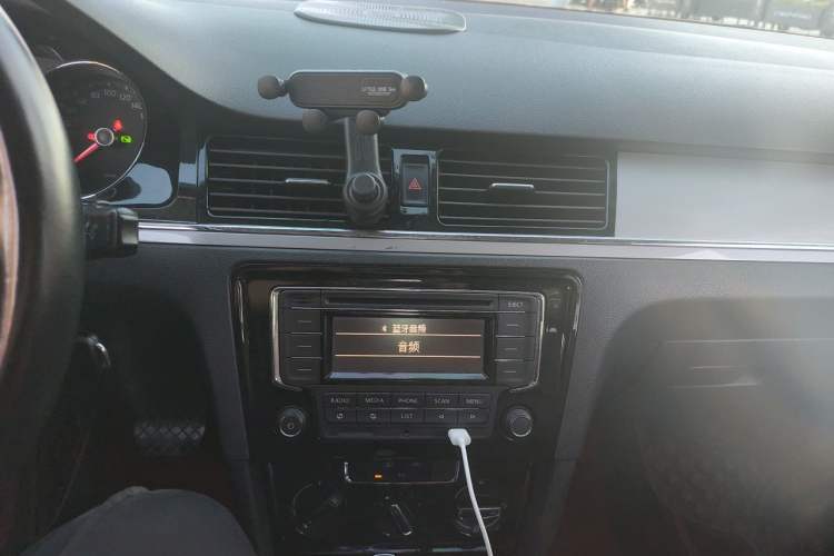 Used Volkswagen Bora 2015 Value Edition 1.6L Automatic Comfort Version Audio And AC Panel