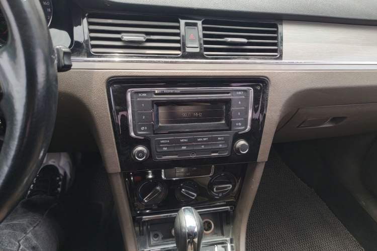 Used Volkswagen Bora 2015 Qihui Edition 1.6L Automatic Fashion Model Audio And AC Panel
