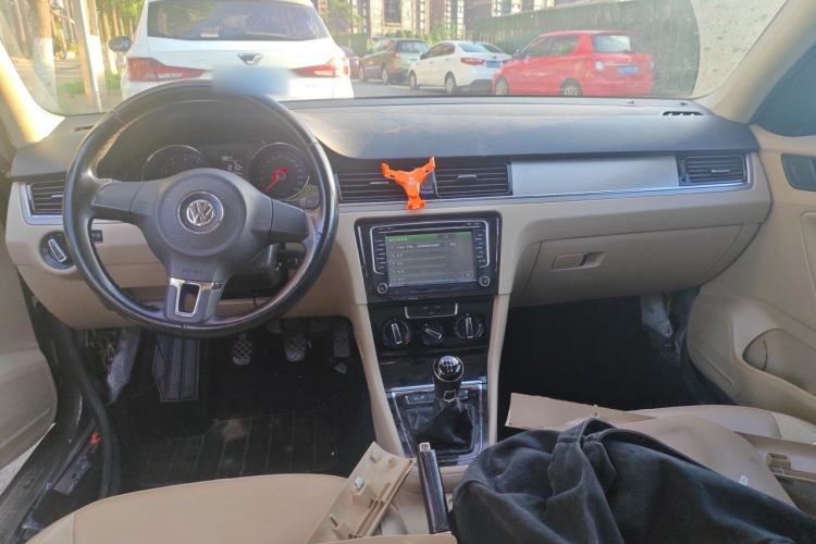 Used Volkswagen Bora 2015 Qihui Edition 1.6L Automatic Fashion Model Center Console