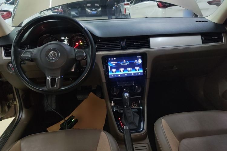 Used Volkswagen Bora 2015 Value Edition 1.6L Automatic Comfort Version Center Console